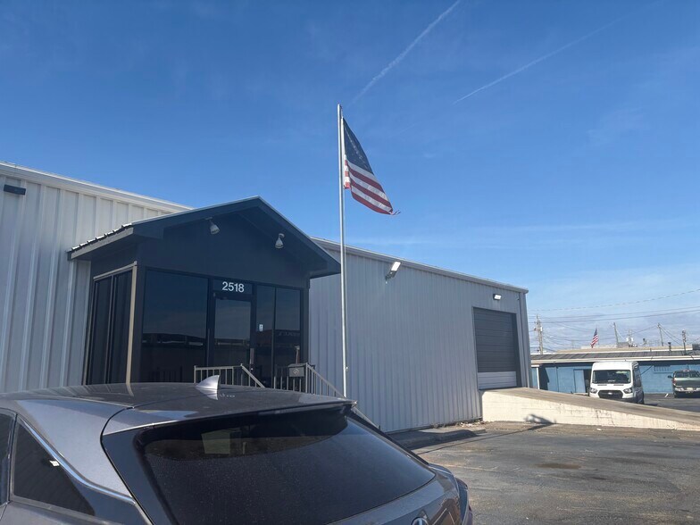 Primary Photo Of 2518 Memorial Pky SW, Huntsville Flex For Lease