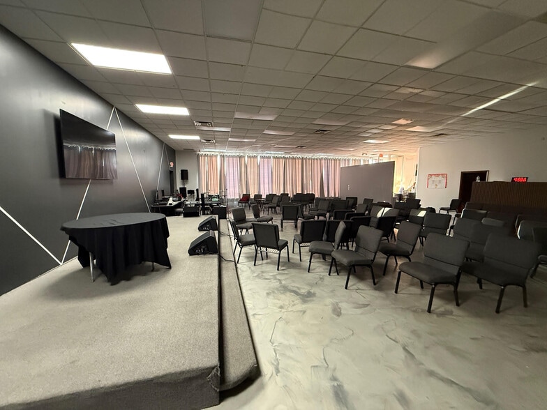 More Photos Of 4635 Northfield Rd, Cleveland Freestanding For Lease