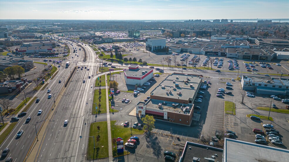 More Photos Of 6400 Boul Taschereau, Brossard Storefront Retail Office For Lease