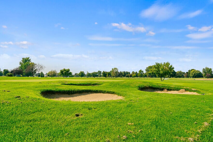 More Photos Of 31 Ray Rd, Sunnyside Sports And Entertainment For Sale