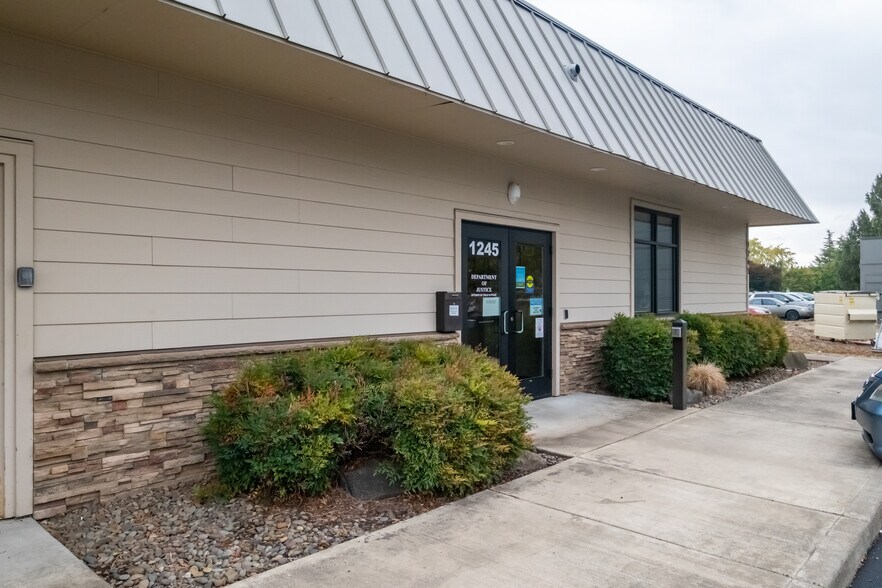 More Photos Of 1241 SE Clay St, Albany Storefront For Sale