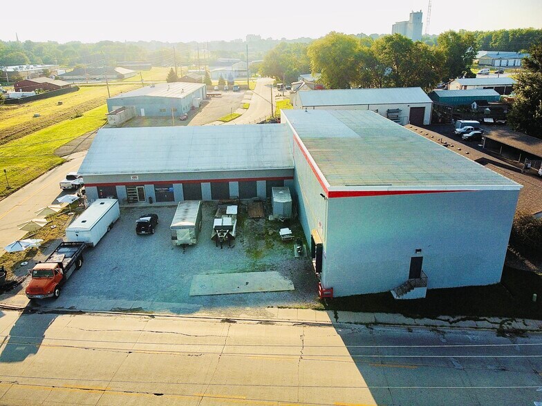 More Photos Of 107 Caroline St, Bloomington Warehouse For Lease
