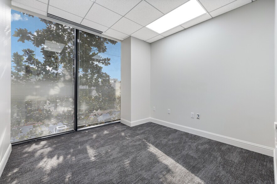 More Photos Of 17 S Briar Hollow Ln, Houston Office Residential For Lease