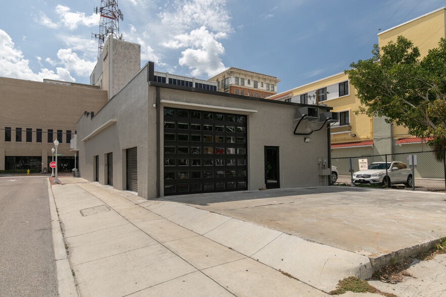 More Photos Of 1529-1531 Lee St, Fort Myers Bar For Sale