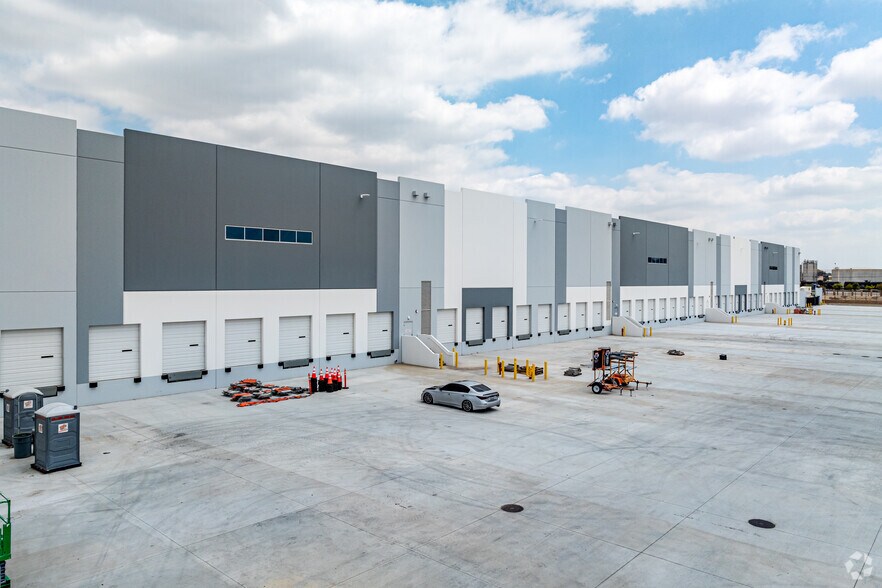 More Photos Of 14801 Slover Ave, Fontana Warehouse For Lease