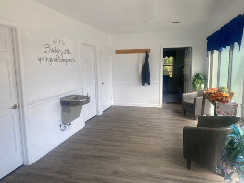 More Photos Of 109 Fontaine Dr, Ridgeway Funeral Home For Sale