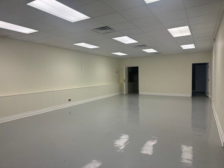 More Photos Of 164-166 N Gilbert St, South Elgin Freestanding For Lease