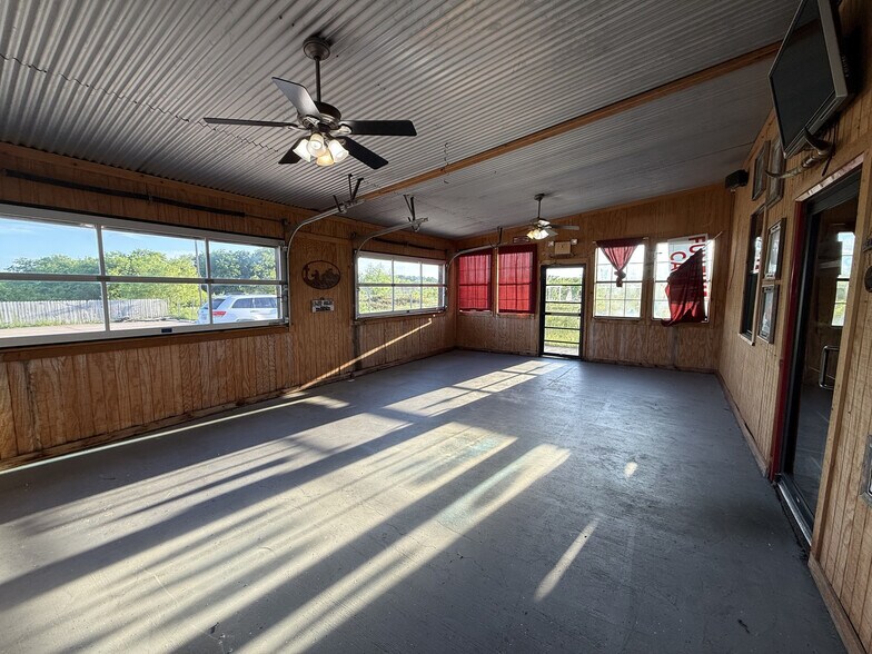 More Photos Of 2005 W FM 917, Joshua Bar For Lease