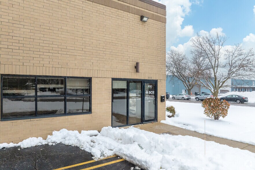 More Photos Of 300 S Westgate Dr, Carol Stream Warehouse For Lease