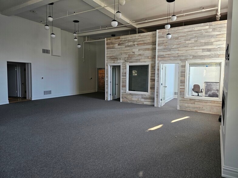 More Photos Of 2411 N Clybourn Ave, Chicago Office For Sale