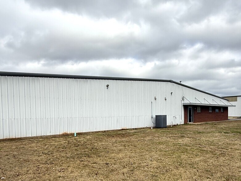 More Photos Of 2911 Douglas Dr, Bossier City Light Distribution For Lease