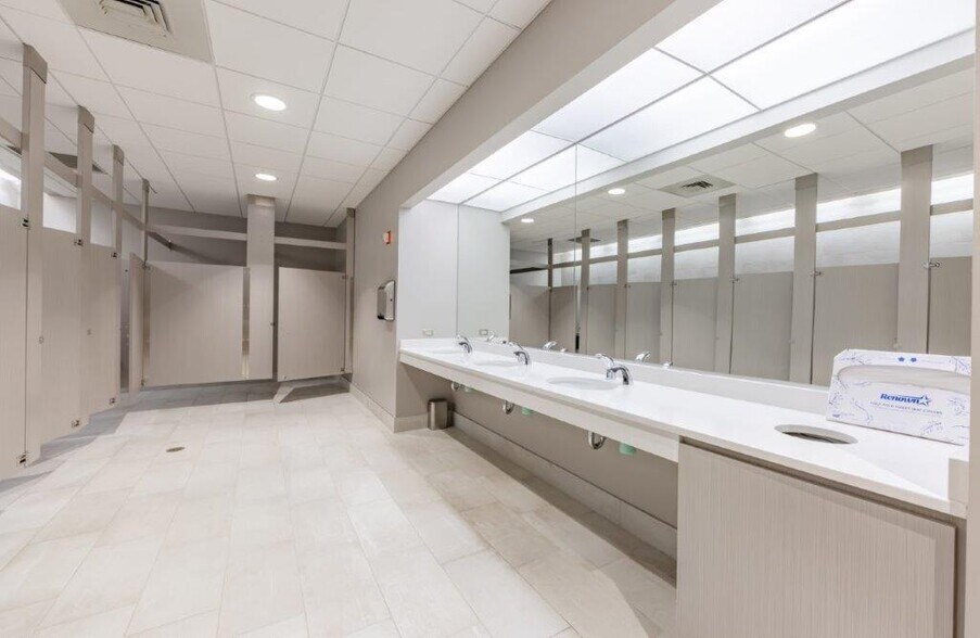 More Photos Of 8510 McAlpine Park Dr, Charlotte Unknown For Lease