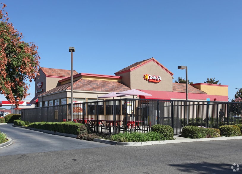 Primary Photo Of 818 W Shaw Ave, Clovis Fast Food For Lease