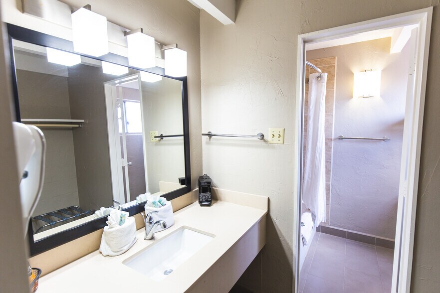 More Photos Of 1765 S Main St, Las Cruces Hotel For Sale