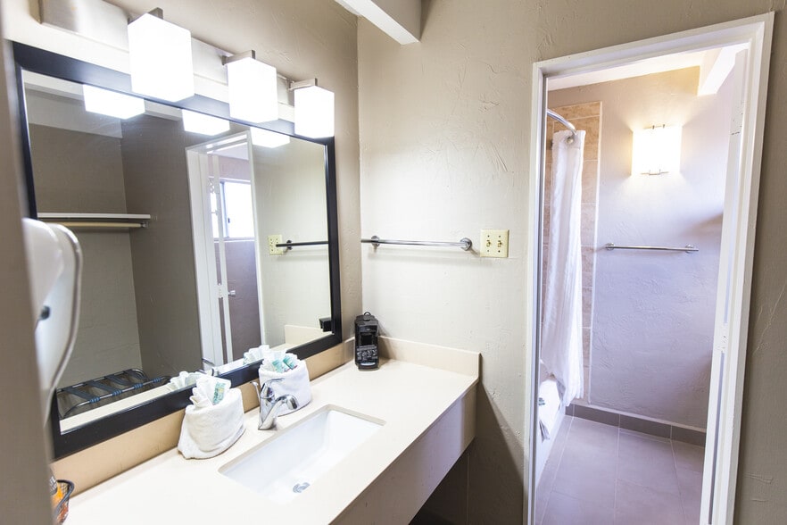 More Photos Of 1765 S Main St, Las Cruces Hotel For Sale