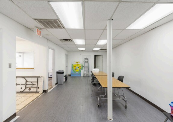 More Photos Of 725 E Walnut St, Garland Manufacturing For Sale