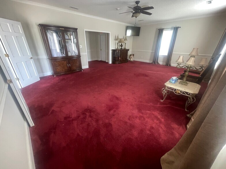 More Photos Of 116 Pine st, Elizabethtown Showroom For Sale