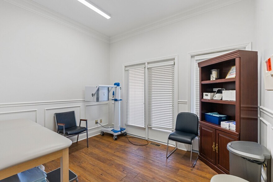 More Photos Of 302-303 Boston Sq, Georgetown Office For Sale