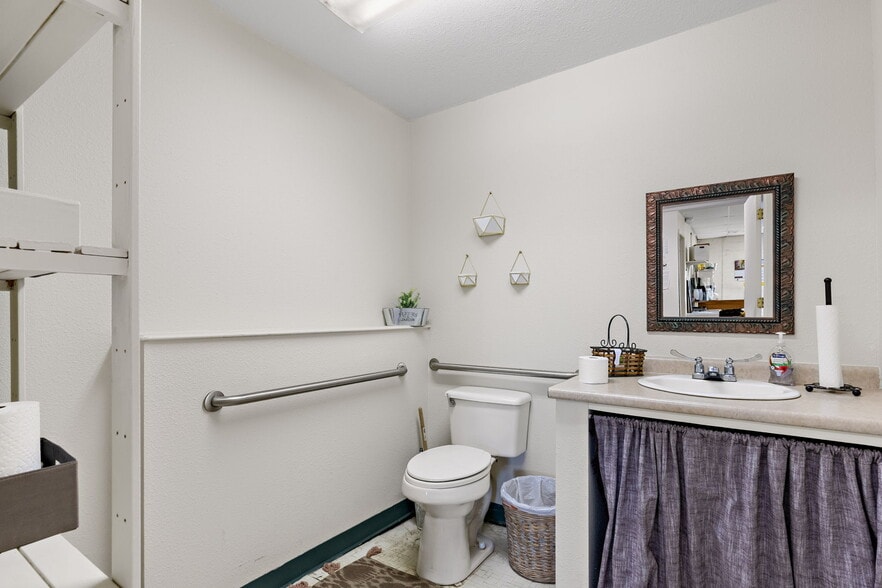 More Photos Of 2710 Grant St, Wichita Falls Freestanding For Sale