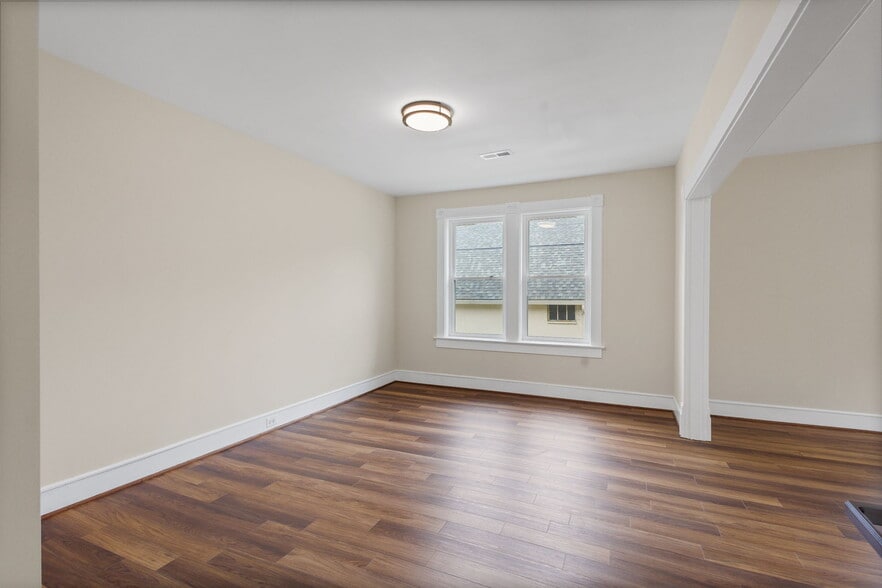 More Photos Of 8519 Chestnut Ave, Bowie Storefront For Sale