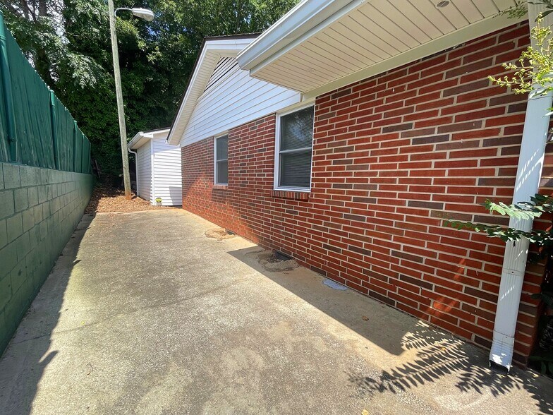 More Photos Of 14 Farmer St, Newnan Medical For Sale