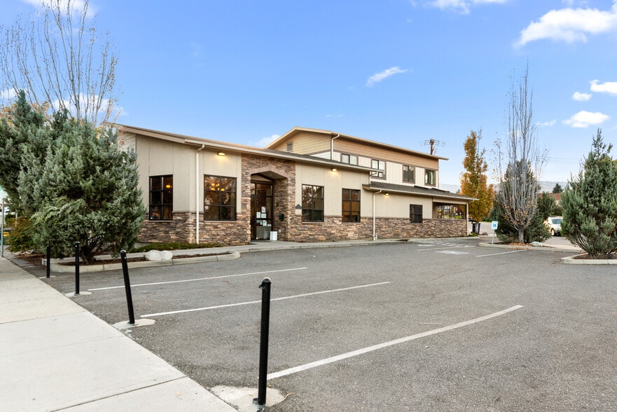 More Photos Of 10 N Chelan Ave, Wenatchee Veterinarian Kennel For Lease
