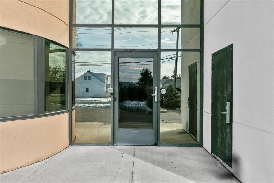 More Photos Of 556 Washington Ave, North Haven Office For Sale