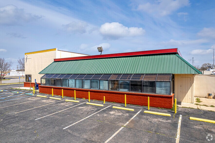 More Photos Of 2401-2565 S Seneca St, Wichita Unknown For Lease