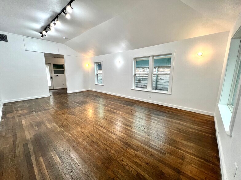 More Photos Of 1628 S 1st St, Austin Storefront Retail Residential For Sale