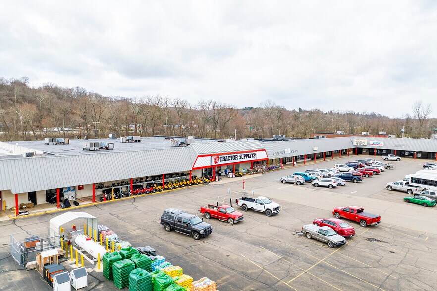 More Photos Of 300-499 Downtowner Plz, Coshocton General Retail For Sale