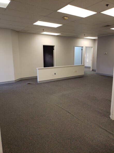 More Photos Of 25-53 Capital Dr, West Springfield Medical For Lease