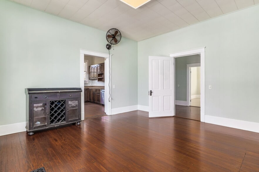 More Photos Of 6849 Oak St, Milton General Retail For Lease