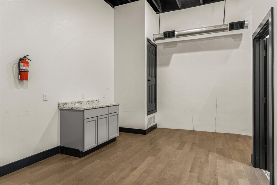 More Photos Of 106 N Main St, Grand Saline Storefront For Sale