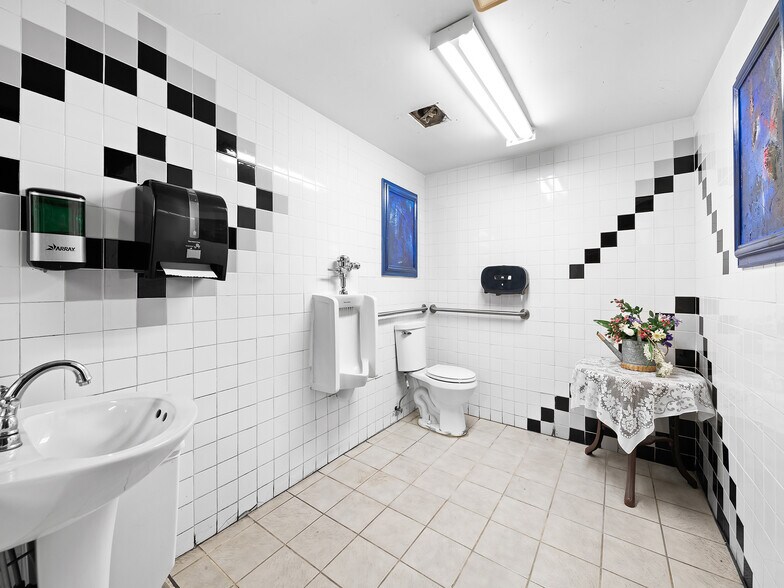 More Photos Of 3016 E Commercial Blvd, Fort Lauderdale Restaurant For Sale