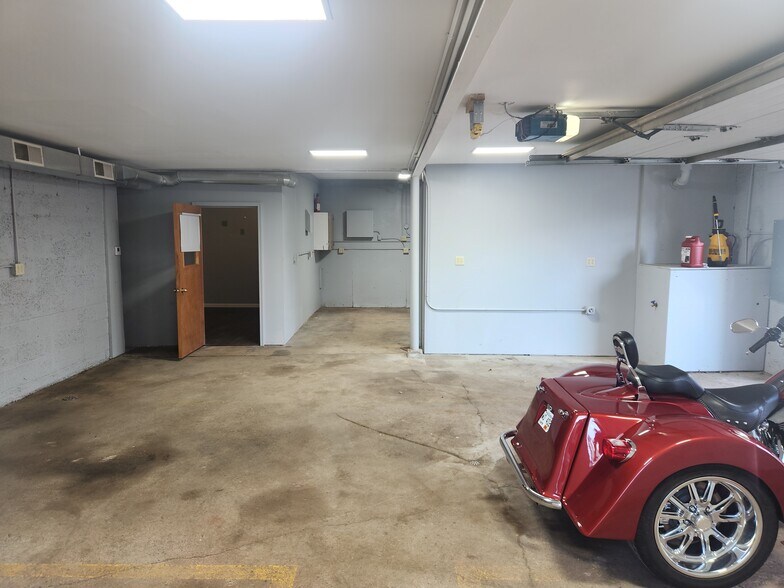 More Photos Of N91W16356 Pershing Ave, Menomonee Falls Flex For Lease