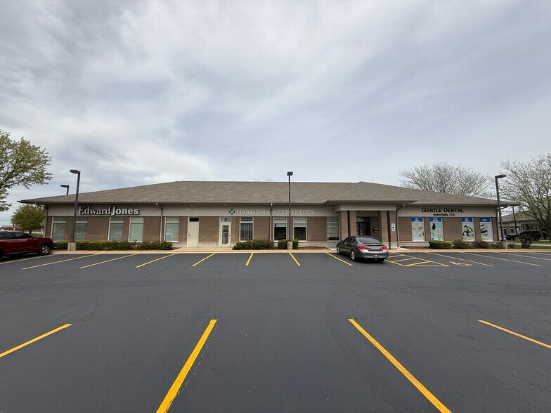 More Photos Of 608 E Veterans Pky, Yorkville Medical For Lease