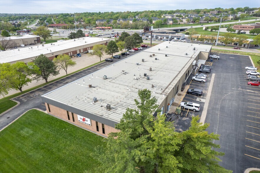 More Photos Of 2410-2430 S 156th Cir, Omaha Showroom For Lease