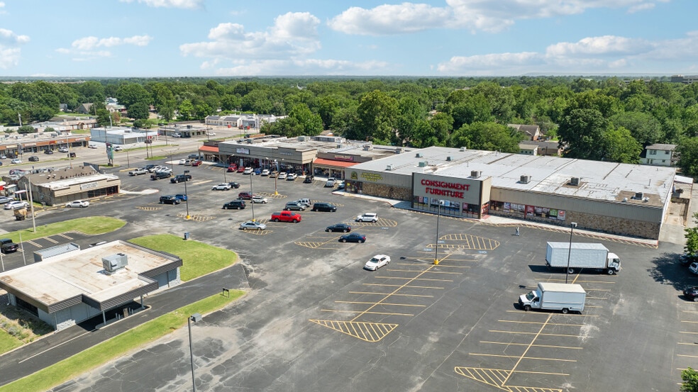 More Photos Of 701-725 W Washington St, Broken Arrow General Retail For Sale