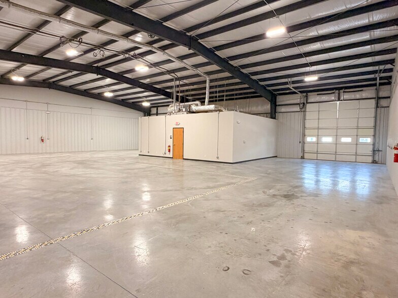 More Photos Of 4173 N 20th St, Ozark Warehouse For Lease