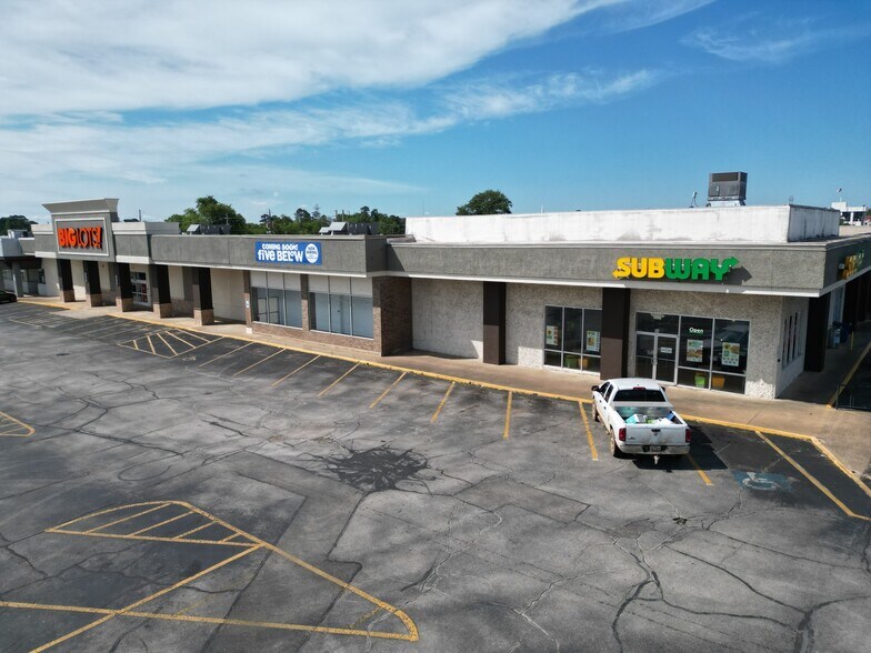 More Photos Of 102-110 Midtown Dr, Kilgore General Retail For Lease