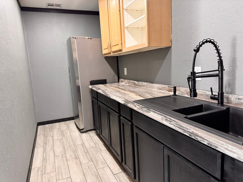 More Photos Of 603 Lake Murray Dr E, Ardmore Flex For Sale