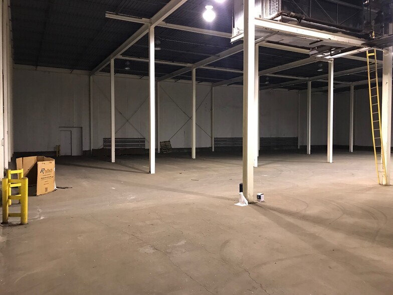 More Photos Of 2000 N Elm St, Muncie Warehouse For Sale