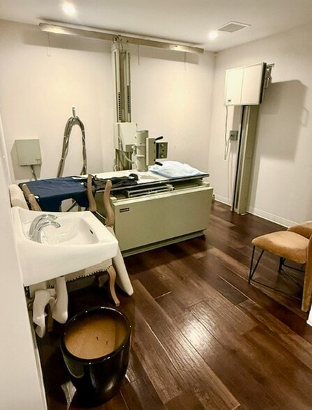 More Photos Of 6742 Winnetka Ave, Winnetka Office For Lease