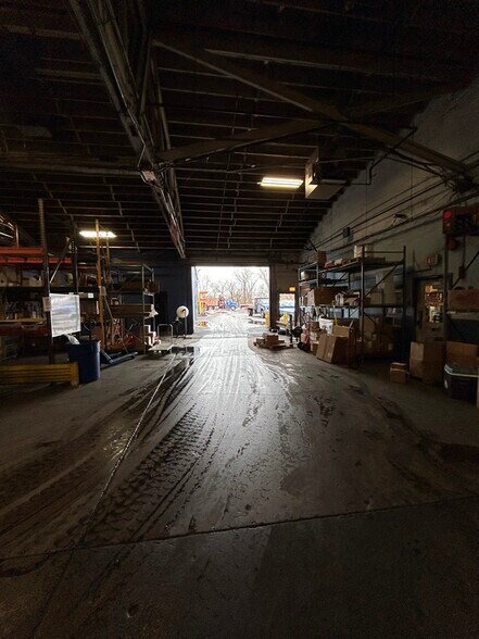 More Photos Of 2942-2950 N Western Ave, Chicago Manufacturing For Lease