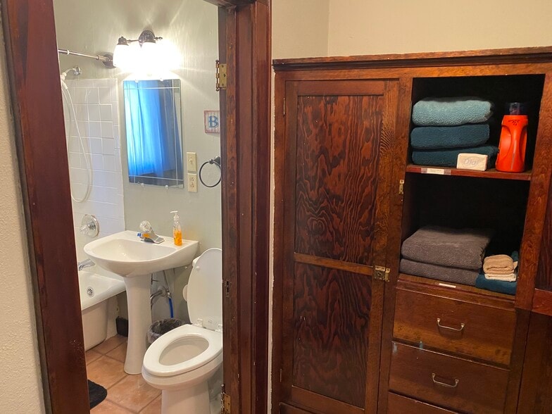 More Photos Of 102 N Fowler St, Meade Office For Sale