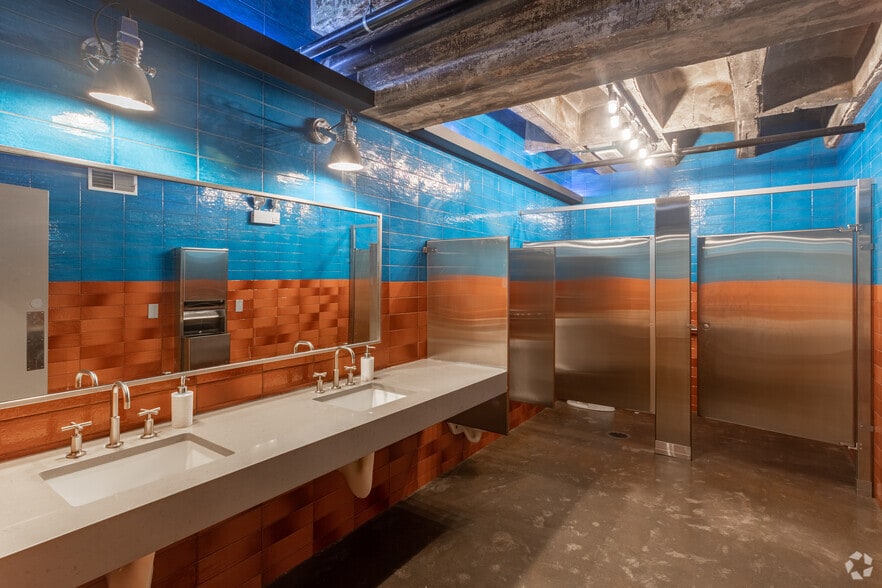 More Photos Of 312 W Chestnut St, Chicago Hotel For Lease