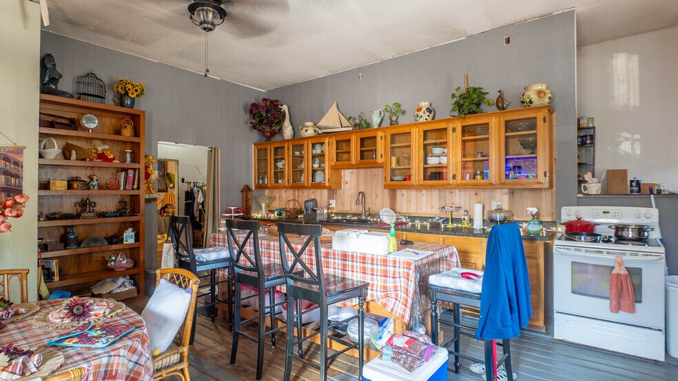 More Photos Of 385 Main St, Mammoth Spring General Retail For Sale