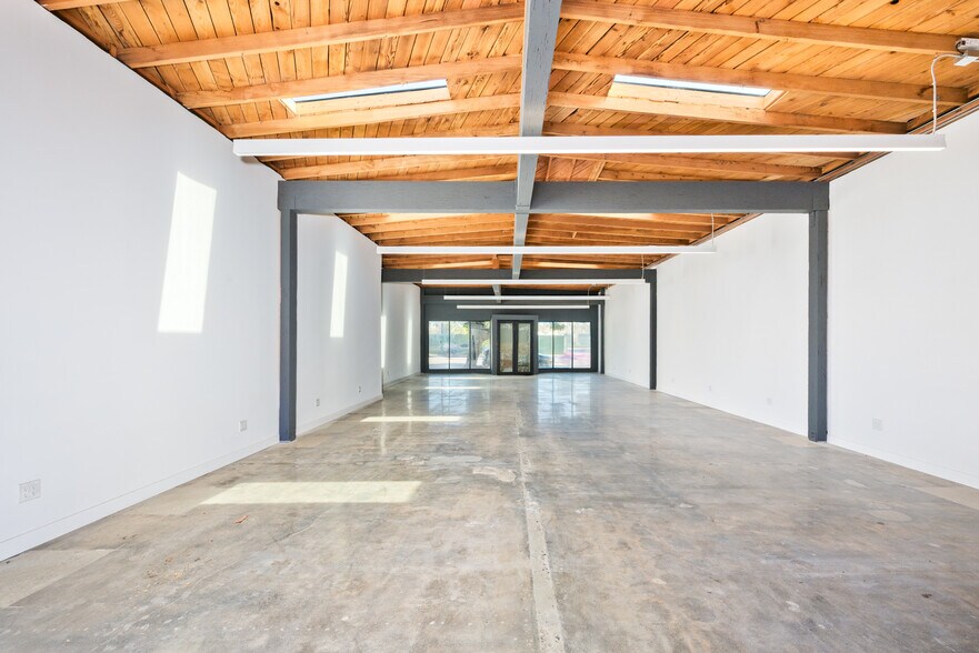 More Photos Of 601 S Fairfax Ave, Los Angeles Freestanding For Lease