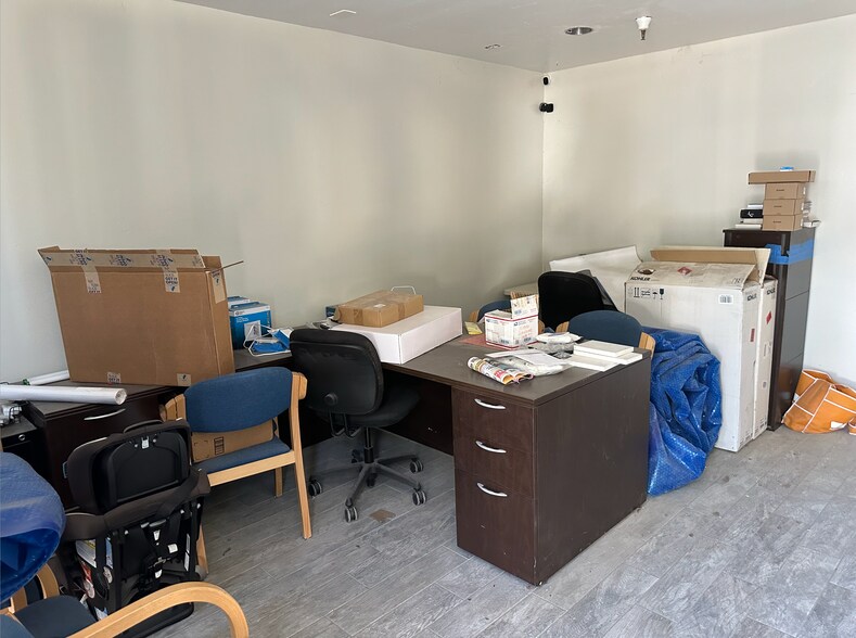 More Photos Of 720 Olive Dr, Davis Warehouse For Lease