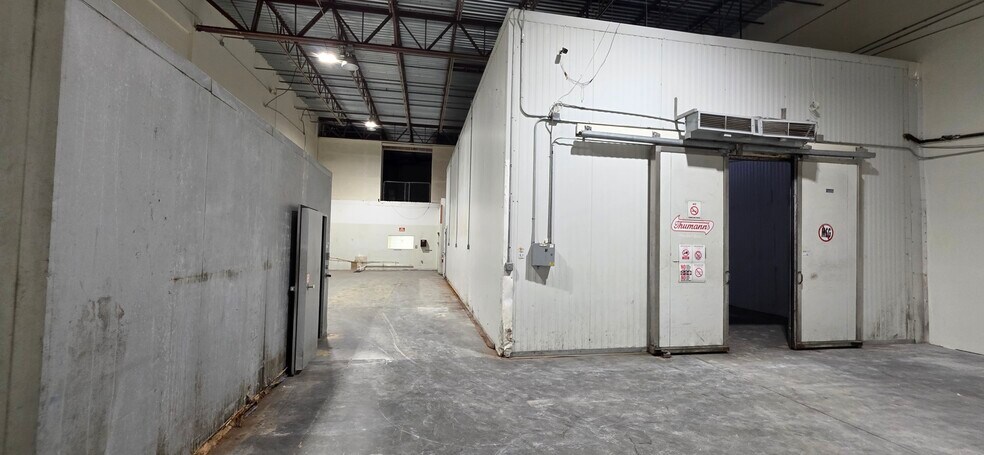 More Photos Of 7810 Kingspointe Pky, Orlando Warehouse For Lease